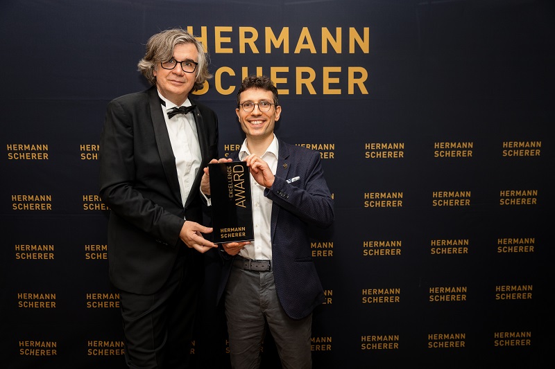 Hermann Scherer überreicht Evgenij Unker den Excellence Award.
